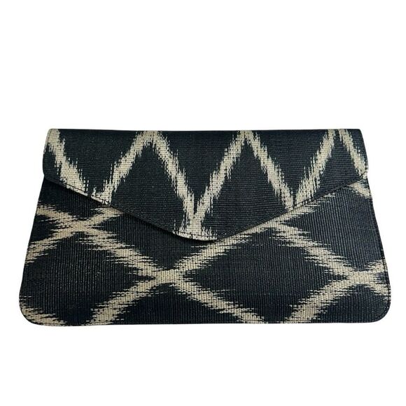Four Truffles Minimalist Woven Black and White Clutch - Picture 1 of 8